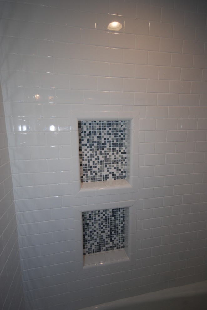 Inredning av ett klassiskt litet badrum, med ett undermonterad handfat, skåp i shakerstil, grå skåp, granitbänkskiva, ett badkar i en alkov, en toalettstol med separat cisternkåpa, vit kakel, tunnelbanekakel, blå väggar och klinkergolv i porslin