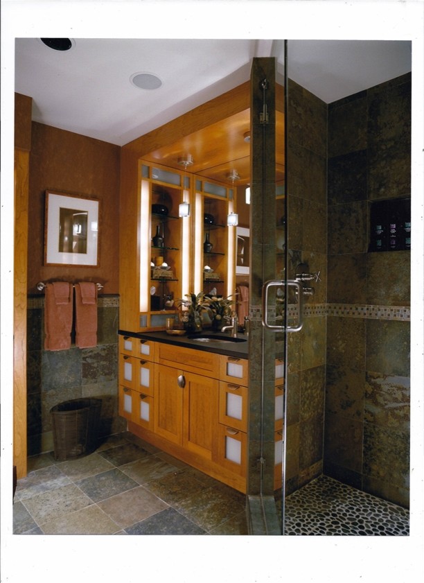 Idee per una stanza da bagno padronale chic di medie dimensioni con doccia aperta, piastrelle in pietra e pavimento in ardesia