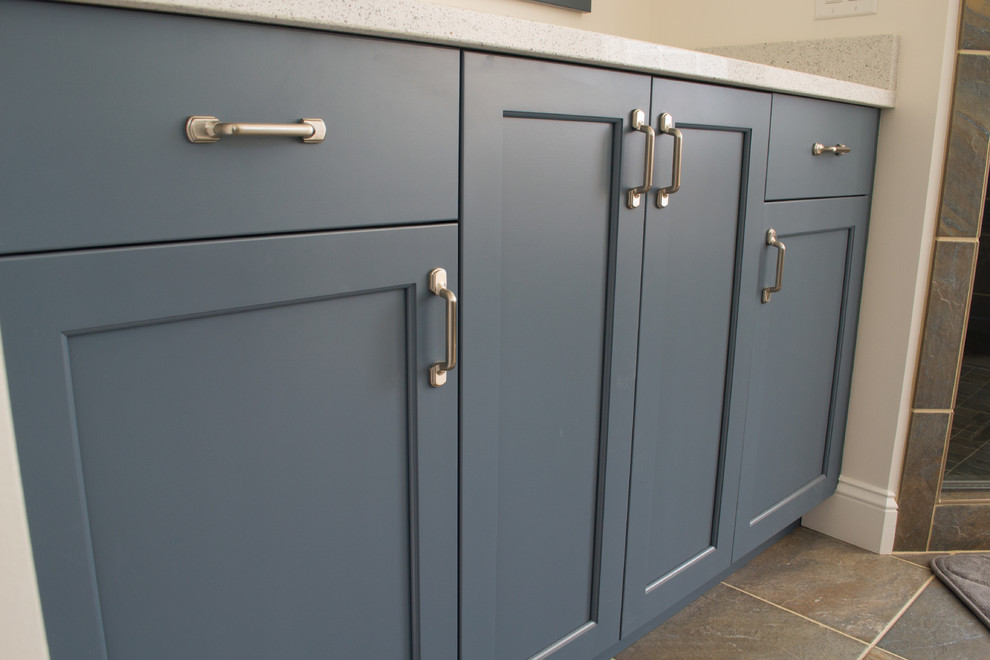Foto de cuarto de baño principal tradicional renovado con armarios estilo shaker y puertas de armario azules