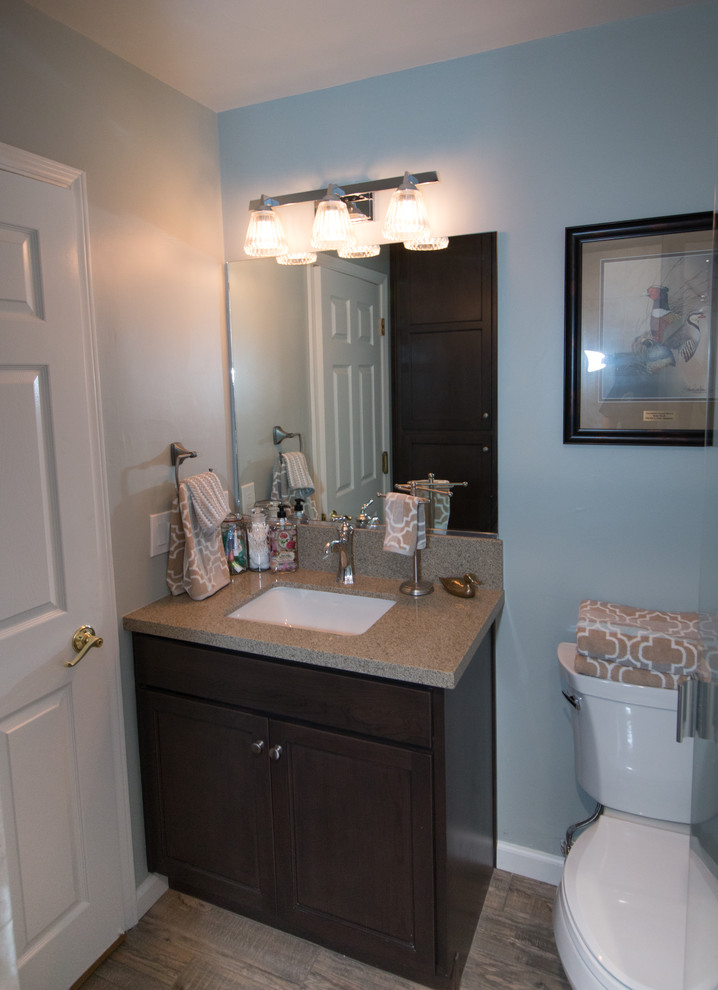 Foto på ett litet vintage grön badrum med dusch, med luckor med infälld panel, grå skåp, en toalettstol med separat cisternkåpa, beige kakel, porslinskakel, gröna väggar, klinkergolv i porslin, ett undermonterad handfat, bänkskiva i kvarts och beiget golv