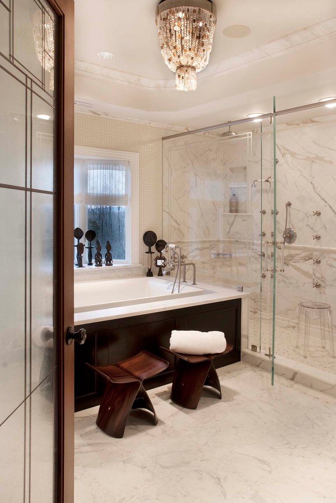 Exemple d'une douche en alcôve tendance avec une baignoire posée et un carrelage blanc.