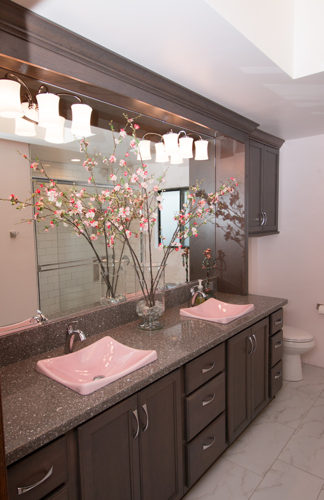 Immagine di una stanza da bagno con piastrelle bianche, piastrelle diamantate, pareti rosa e pavimento in gres porcellanato
