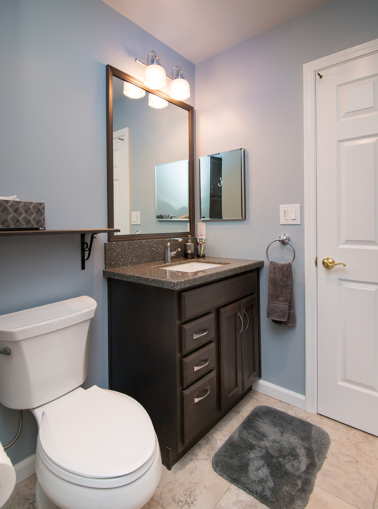 Источник вдохновения для домашнего уюта: ванная комната среднего размера с фасадами с утопленной филенкой, серыми фасадами, столешницей из искусственного кварца, серой плиткой, керамогранитной плиткой, синими стенами и полом из керамогранита