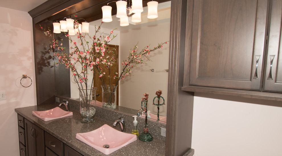 Badezimmer mit weißen Fliesen, Metrofliesen, rosa Wandfarbe und Porzellan-Bodenfliesen in Sonstige