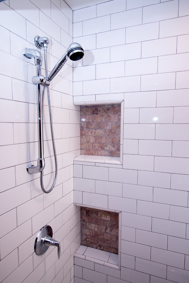 Idéer för att renovera ett badrum, med vit kakel, tunnelbanekakel, klinkergolv i porslin och vita väggar