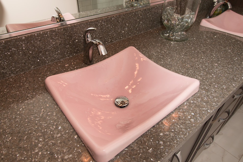 Ispirazione per una stanza da bagno con piastrelle bianche, piastrelle diamantate, pareti rosa e pavimento in gres porcellanato