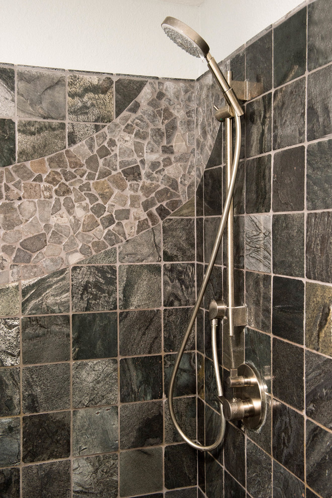 Klassisches Badezimmer En Suite mit Unterbauwaschbecken, Duschnische, grauen Fliesen, Kieselfliesen und weißer Wandfarbe in San Francisco