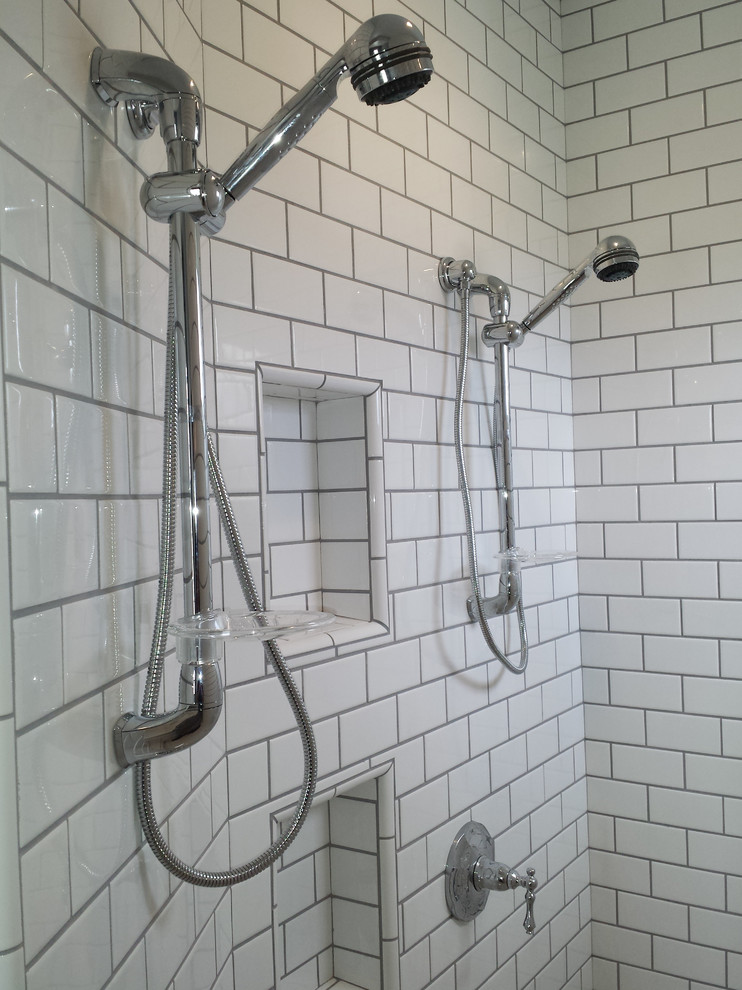 Idéer för stora vintage badrum, med ett undermonterad handfat, släta luckor, grå skåp, bänkskiva i kvarts, ett hörnbadkar, en dubbeldusch, vit kakel, tunnelbanekakel, grå väggar och klinkergolv i porslin