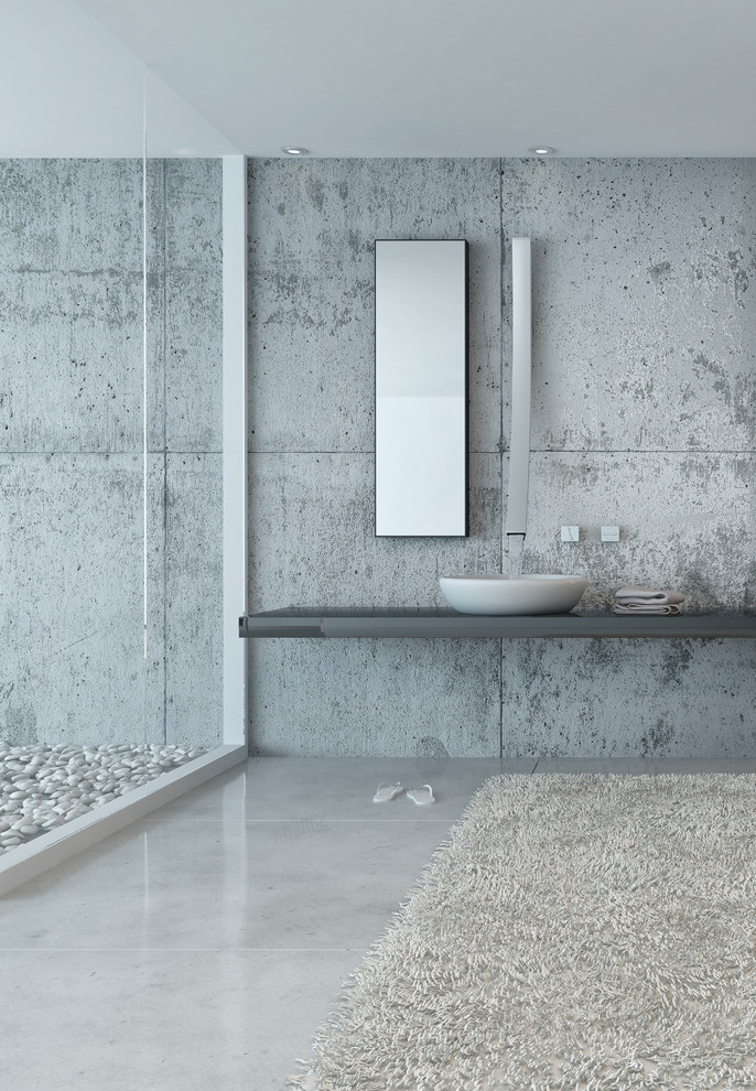 Inspiration för mycket stora moderna grått en-suite badrum, med våtrum, en vägghängd toalettstol, grå kakel, cementkakel, grå väggar, betonggolv, ett fristående handfat, bänkskiva i betong, öppna hyllor, grå skåp, ett fristående badkar, grått golv och dusch med skjutdörr