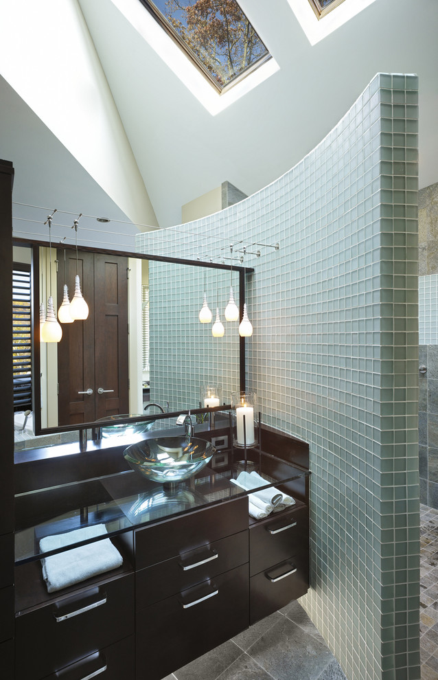 Foto på ett stort funkis en-suite badrum, med släta luckor, skåp i mörkt trä, en kantlös dusch, blå kakel, glaskakel, beige väggar, ett fristående handfat och bänkskiva i glas