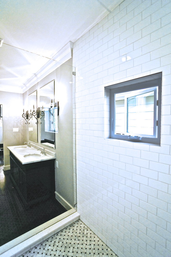 Inspiration för mellanstora klassiska en-suite badrum, med ett undermonterad handfat, möbel-liknande, svarta skåp, marmorbänkskiva, en dubbeldusch, en bidé, vit kakel, tunnelbanekakel, grå väggar och mellanmörkt trägolv