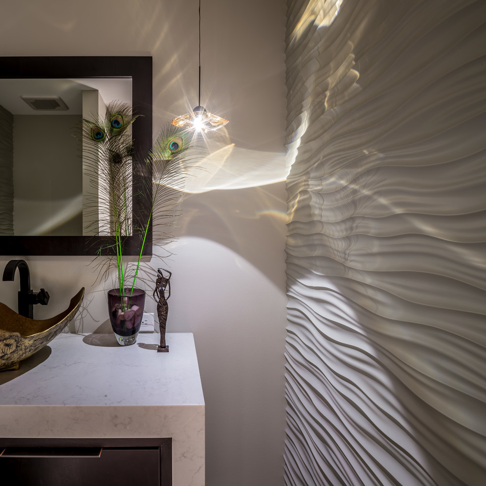 Esempio di una piccola stanza da bagno padronale minimalista con lavabo a bacinella, ante nere, doccia ad angolo e pareti bianche