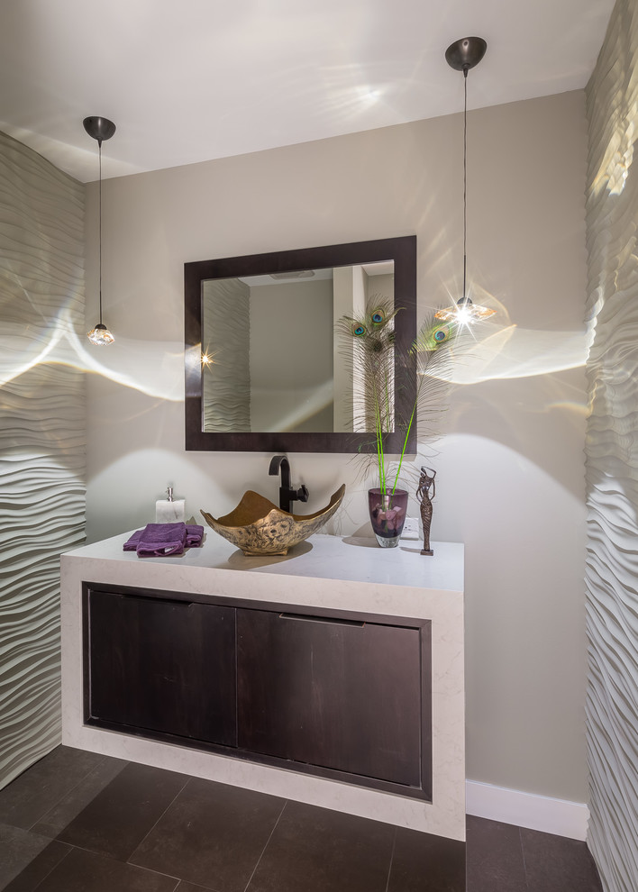 Ispirazione per una piccola stanza da bagno padronale minimalista con lavabo a bacinella, ante nere, doccia ad angolo e pareti bianche