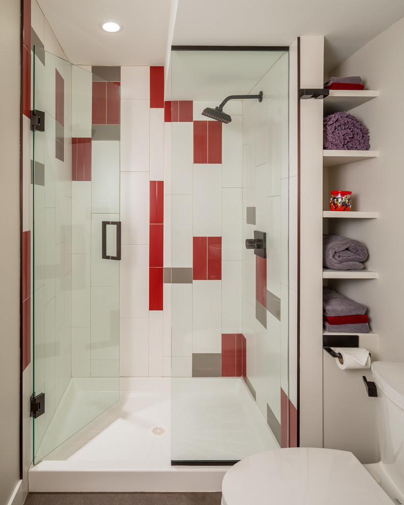 ミネアポリスにある小さなコンテンポラリースタイルのおしゃれな浴室 (白い壁、オープンシェルフ、アルコーブ型シャワー、分離型トイレ、グレーのタイル、赤いタイル、白いタイル) の写真
