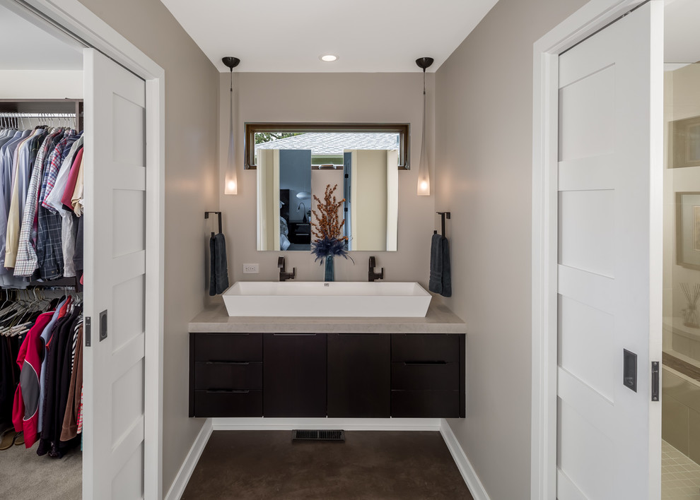 Kleines Modernes Badezimmer En Suite mit Aufsatzwaschbecken, schwarzen Schränken, Eckdusche und weißer Wandfarbe in Minneapolis