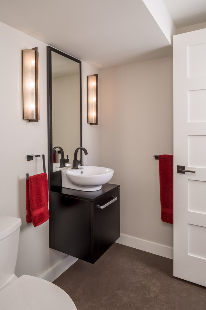 Foto di una piccola stanza da bagno con doccia minimalista con lavabo a bacinella, ante nere e pareti bianche