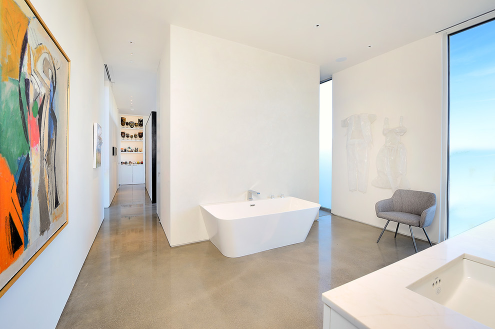 Ejemplo de cuarto de baño principal moderno con armarios con paneles lisos, puertas de armario blancas, paredes blancas, suelo de cemento, lavabo bajoencimera y suelo gris