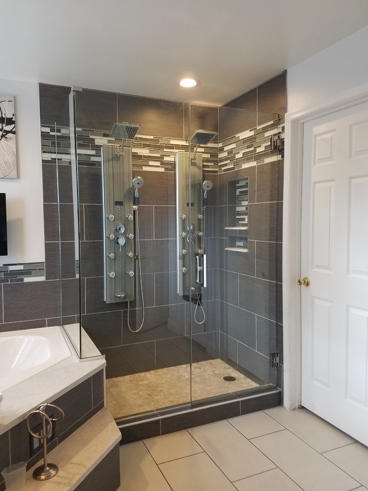 Inspiration för mellanstora moderna en-suite badrum, med ett hörnbadkar, en dusch i en alkov, grå kakel, porslinskakel, vita väggar, klinkergolv i keramik, marmorbänkskiva, beiget golv och dusch med gångjärnsdörr