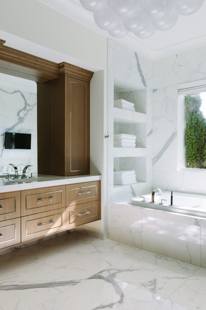 Пример оригинального дизайна: большая главная ванная комната в современном стиле с фасадами с декоративным кантом, светлыми деревянными фасадами, накладной ванной, раздельным унитазом, белой плиткой, керамогранитной плиткой, разноцветными стенами, полом из керамогранита, врезной раковиной, столешницей из плитки, разноцветным полом и белой столешницей