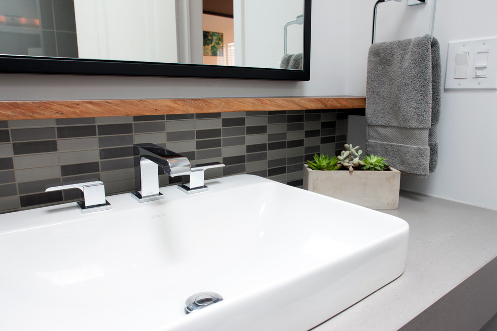 Esempio di una stanza da bagno design di medie dimensioni con piastrelle grigie, pareti bianche, top in quarzo composito e lavabo da incasso