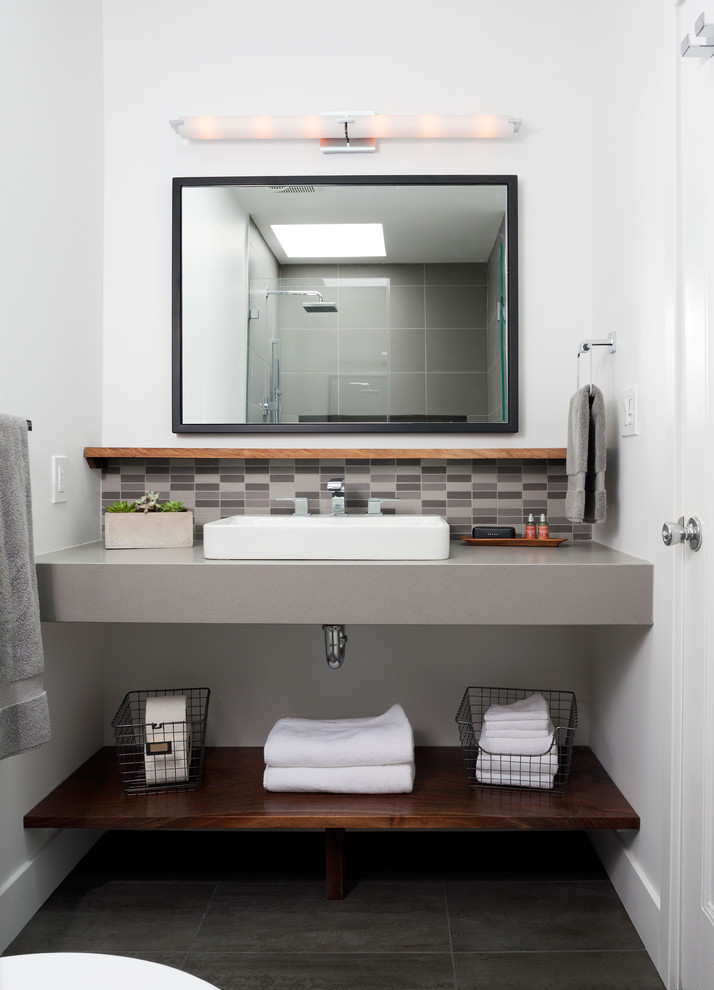 Foto på ett mellanstort funkis en-suite badrum, med grå kakel, vita väggar, bänkskiva i kvarts och ett nedsänkt handfat