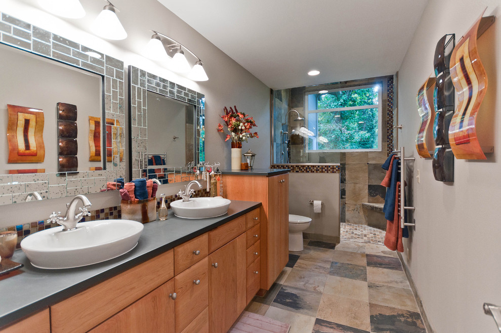 Источник вдохновения для домашнего уюта: узкая и длинная ванная комната в современном стиле с настольной раковиной