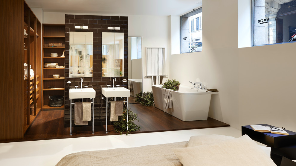 Idéer för att renovera ett stort funkis en-suite badrum, med ett fristående badkar, brun kakel, keramikplattor, beige väggar, mörkt trägolv och ett piedestal handfat