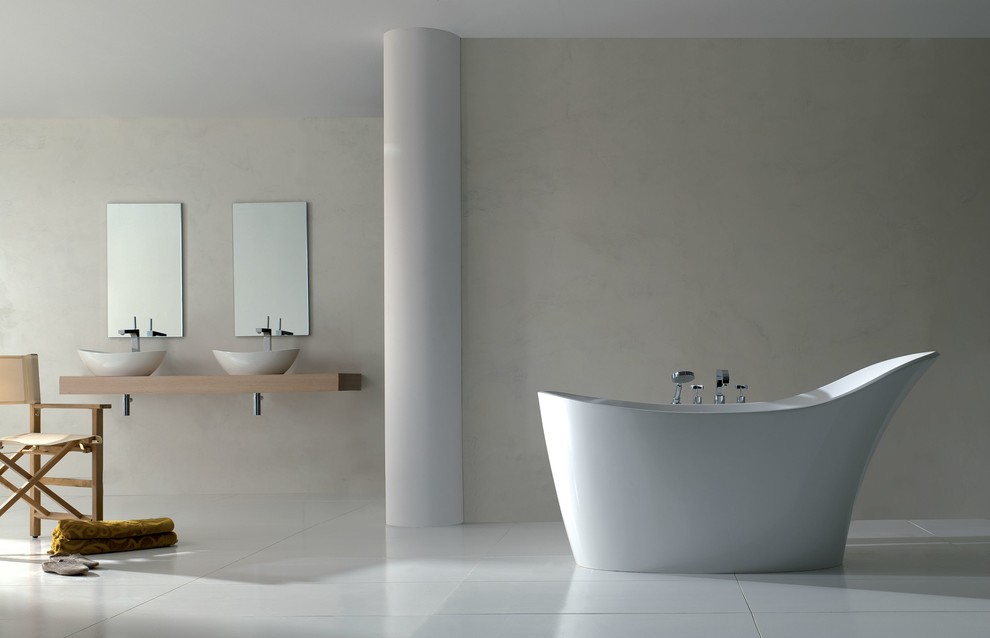 Cette image montre une grande salle de bain principale design en bois clair avec un placard à porte plane, une baignoire indépendante, un carrelage blanc, des carreaux de céramique, un mur blanc, un sol en carrelage de céramique, une vasque et un plan de toilette en bois.