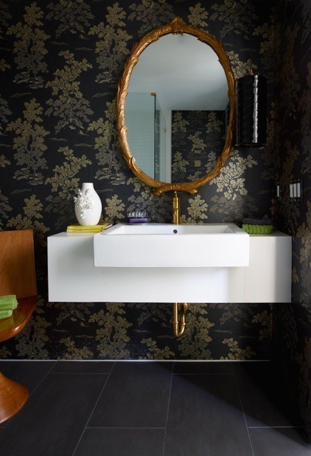 Imagen de cuarto de baño principal actual grande con bañera con patas, paredes negras, suelo de baldosas de porcelana, lavabo sobreencimera, encimera de mármol y suelo negro