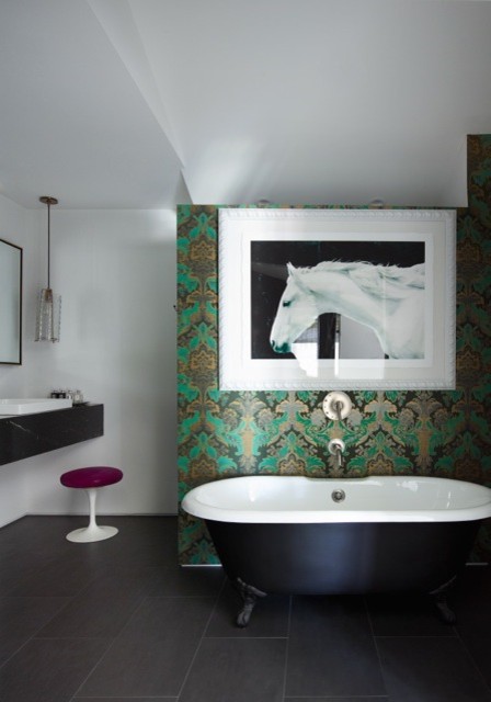 Cette photo montre une grande salle de bain principale tendance avec une baignoire sur pieds, un mur blanc, un sol en carrelage de porcelaine, une vasque, un plan de toilette en marbre et un sol noir.