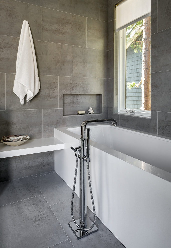 На фото: ванная комната среднего размера в современном стиле с плоскими фасадами, белыми фасадами, ванной в нише и серыми стенами с
