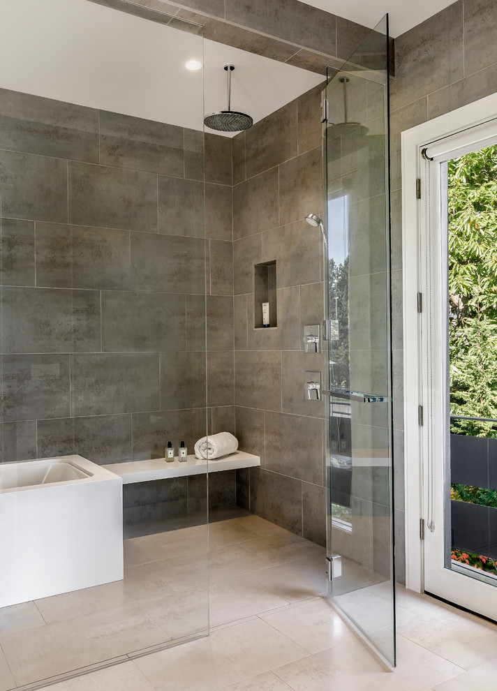 Foto di una stanza da bagno minimal di medie dimensioni con ante lisce, ante bianche, vasca ad alcova e pareti grigie