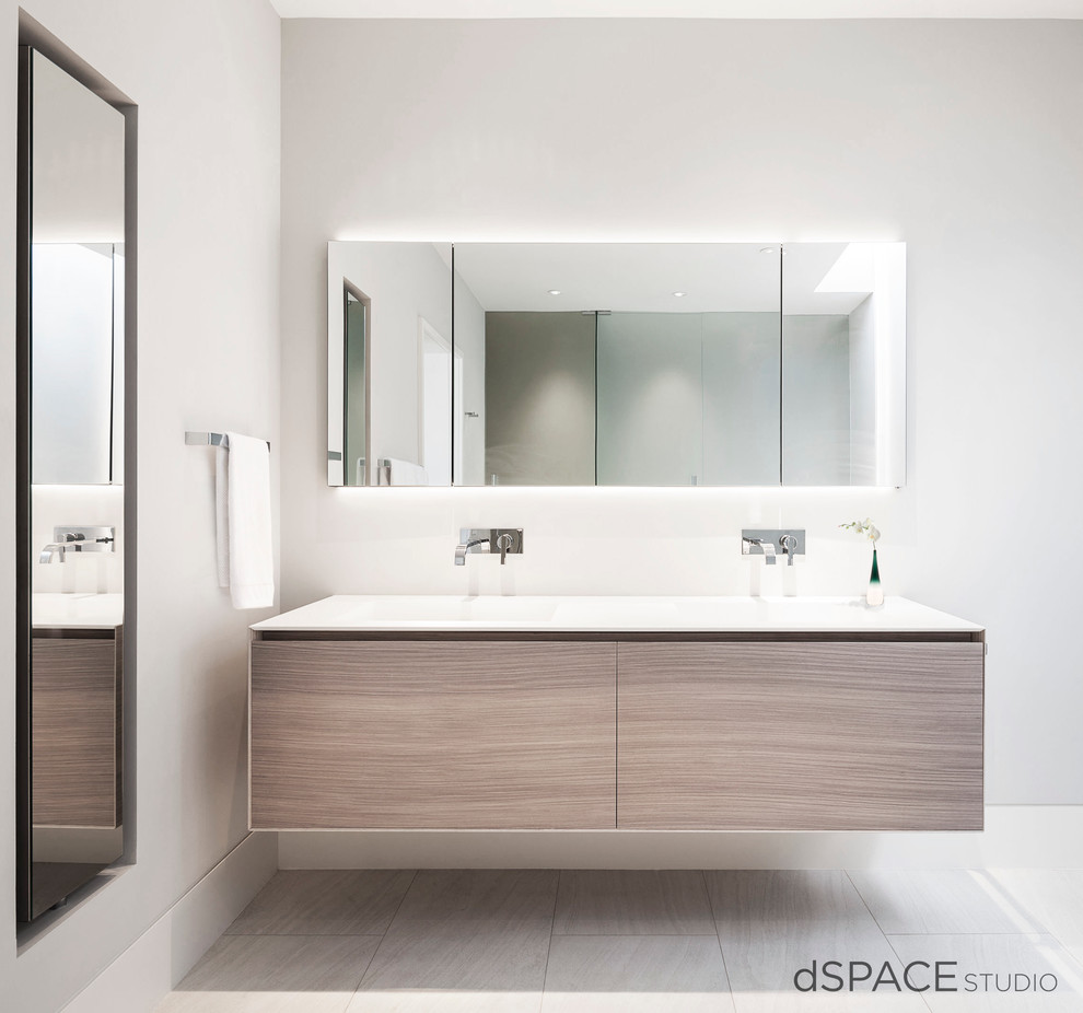 Cette photo montre une salle de bain principale tendance en bois clair avec un placard à porte plane, un mur blanc et un sol en carrelage de porcelaine.