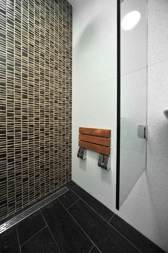 Exemple d'une petite salle d'eau moderne avec une douche à l'italienne, un carrelage marron, des carreaux de porcelaine, un mur marron et un sol en carrelage de porcelaine.