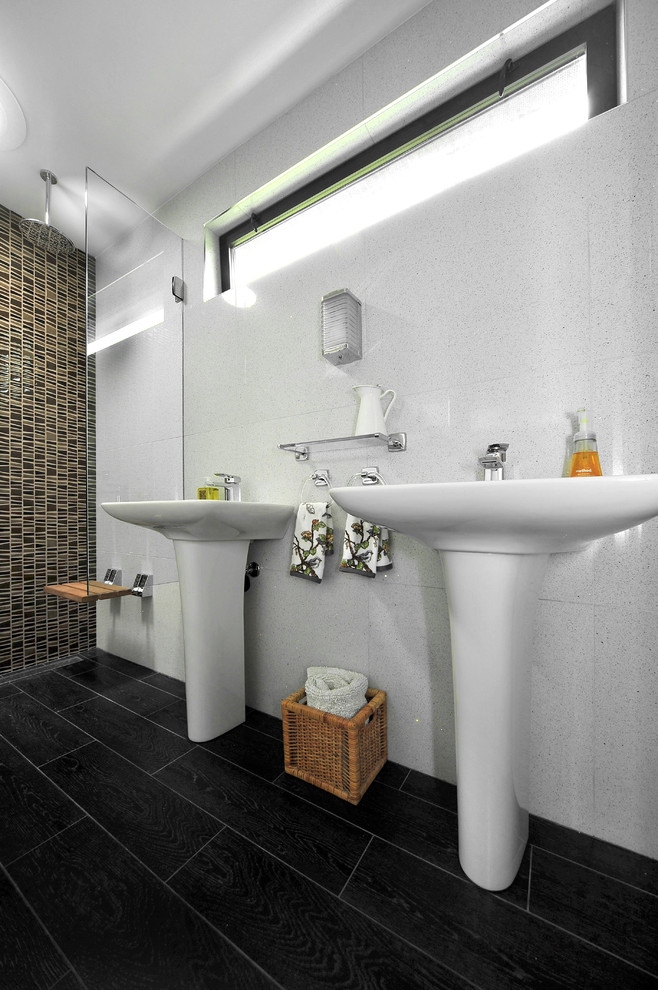 Exempel på ett litet modernt badrum, med ett piedestal handfat, en öppen dusch, vit kakel och porslinskakel