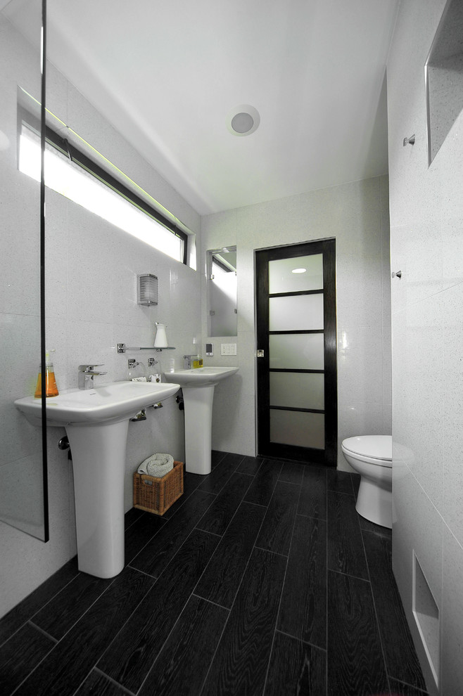 Kleines Modernes Duschbad mit Sockelwaschbecken, offener Dusche, Toilette mit Aufsatzspülkasten, weißen Fliesen, Porzellanfliesen, weißer Wandfarbe und Porzellan-Bodenfliesen in Los Angeles