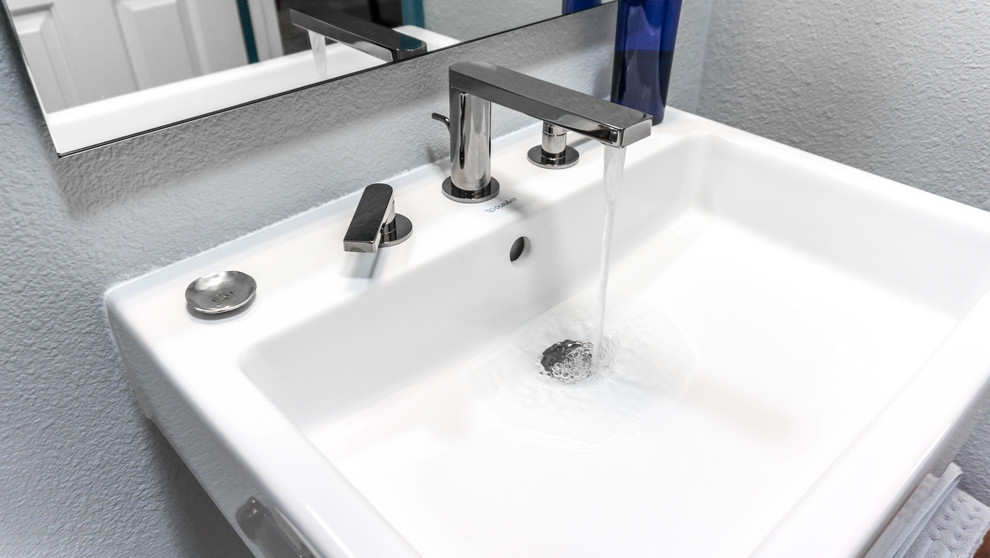 Exempel på ett litet modernt badrum, med en öppen dusch, en toalettstol med separat cisternkåpa, grå kakel, travertinkakel, grå väggar, travertin golv, ett väggmonterat handfat och grått golv