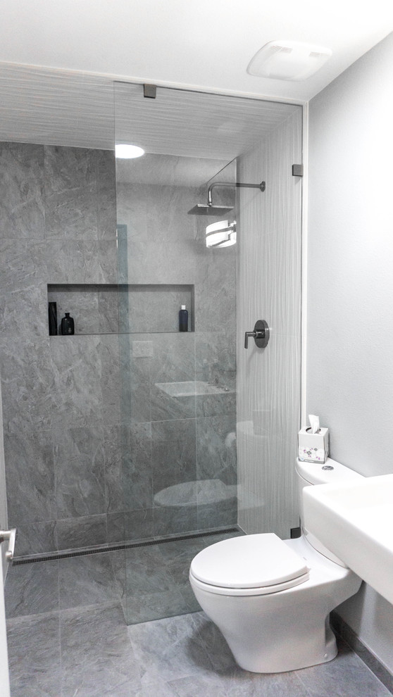 Idéer för små funkis badrum, med en öppen dusch, en toalettstol med separat cisternkåpa, grå kakel, travertinkakel, grå väggar, travertin golv, ett väggmonterat handfat och grått golv