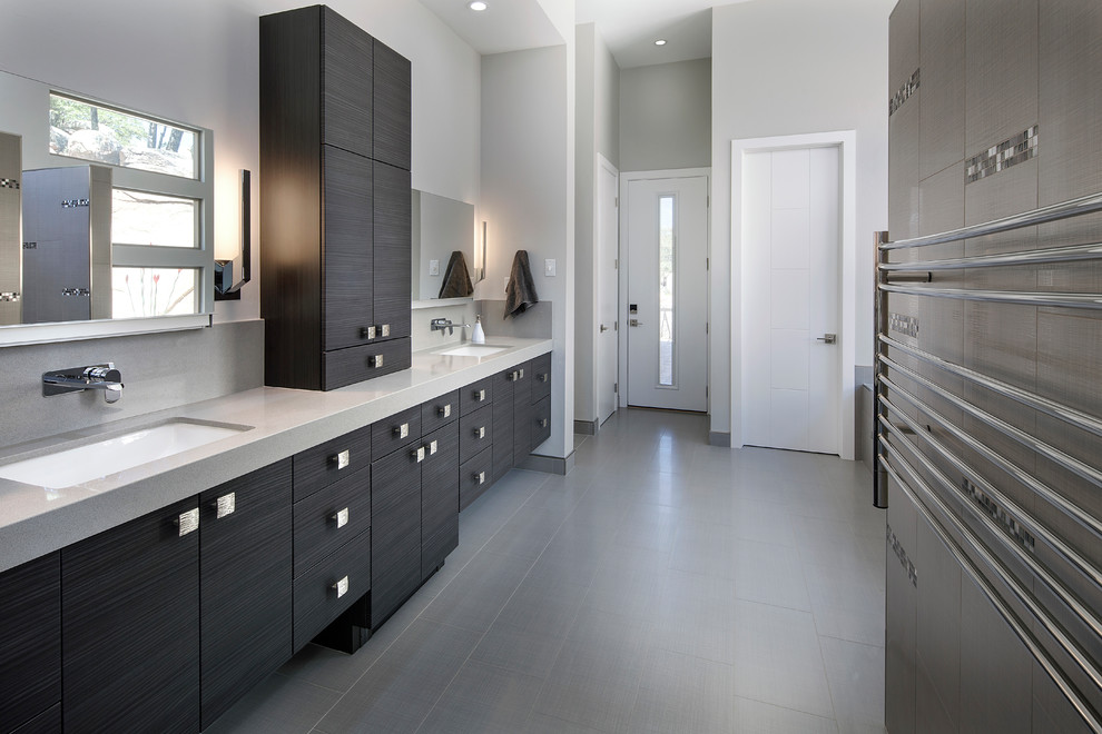 Inspiration för ett stort industriellt en-suite badrum, med släta luckor, svarta skåp, grå väggar, klinkergolv i porslin, ett undermonterad handfat och grått golv