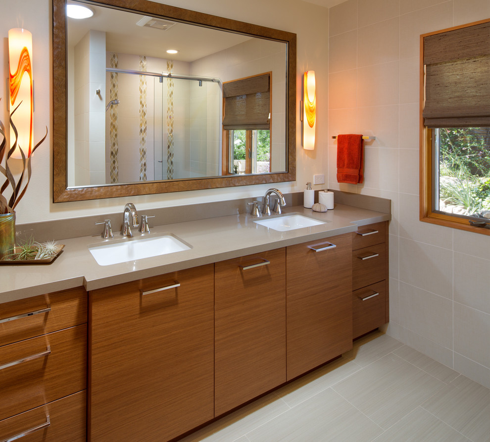 Mittelgroßes Klassisches Badezimmer mit flächenbündigen Schrankfronten, hellbraunen Holzschränken, Duschnische, Unterbauwaschbecken und Mineralwerkstoff-Waschtisch in San Diego