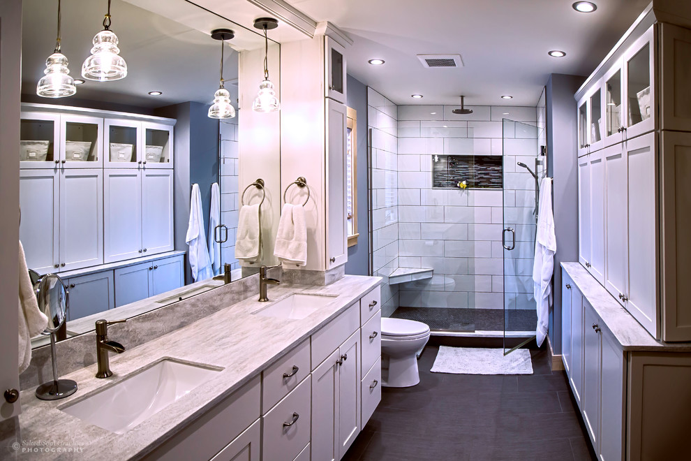 Modern inredning av ett stort en-suite badrum, med skåp i shakerstil, vita skåp, vit kakel, porslinskakel, en öppen dusch, en toalettstol med separat cisternkåpa, grå väggar, klinkergolv i porslin, ett undermonterad handfat och bänkskiva i akrylsten