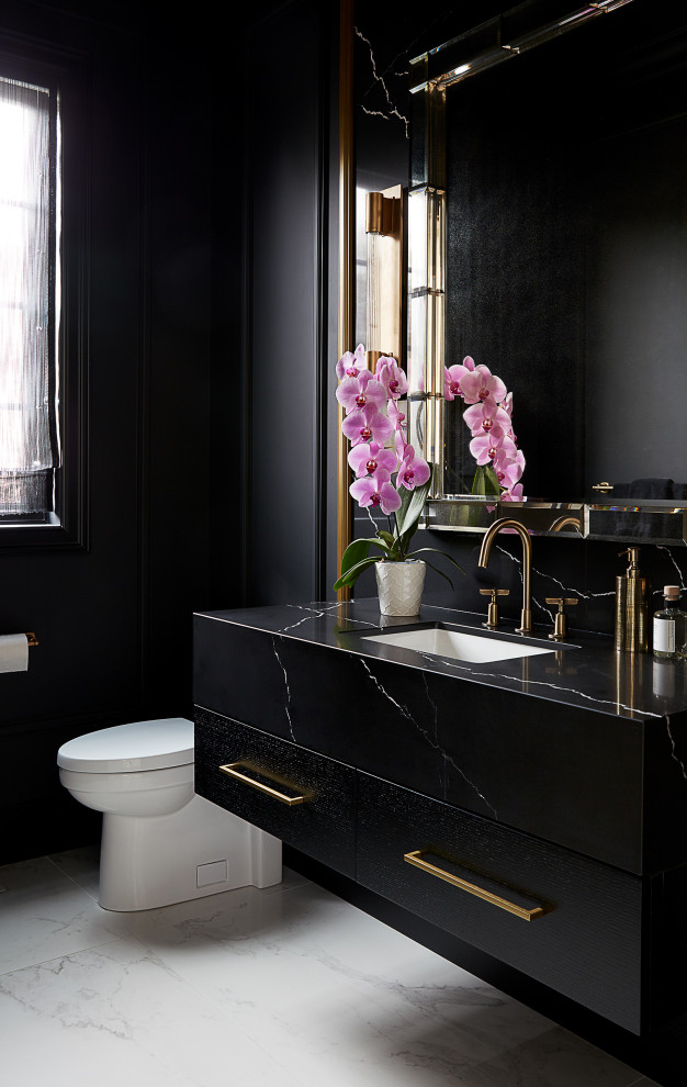 Exempel på ett mellanstort svart svart badrum, med släta luckor, svarta skåp, en toalettstol med hel cisternkåpa, svarta väggar, ett undermonterad handfat, bänkskiva i kvarts och vitt golv