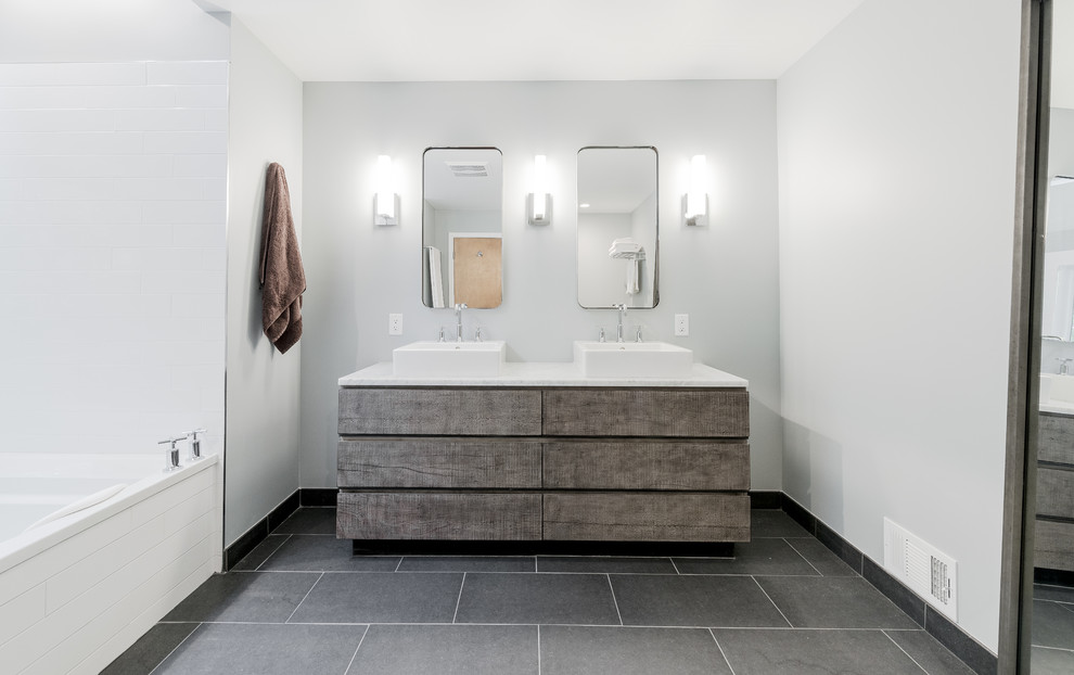 Идея дизайна: большая главная ванная комната в стиле модернизм с фасадами островного типа, раздельным унитазом, серыми стенами, полом из керамической плитки, искусственно-состаренными фасадами, ванной в нише, душевой комнатой, белой плиткой, плиткой кабанчик, настольной раковиной, столешницей из искусственного камня, серым полом и открытым душем