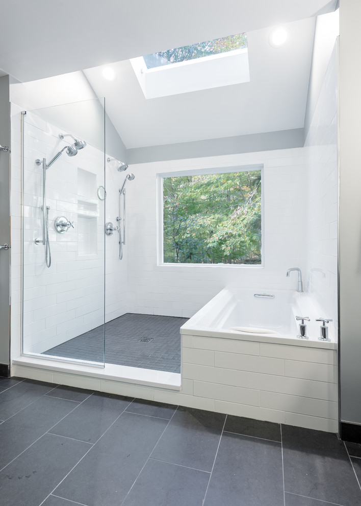 Пример оригинального дизайна: большая главная ванная комната в стиле модернизм с раздельным унитазом, серыми стенами, полом из керамической плитки, искусственно-состаренными фасадами, ванной в нише, душевой комнатой, белой плиткой, плиткой кабанчик, настольной раковиной, столешницей из искусственного камня, серым полом и открытым душем