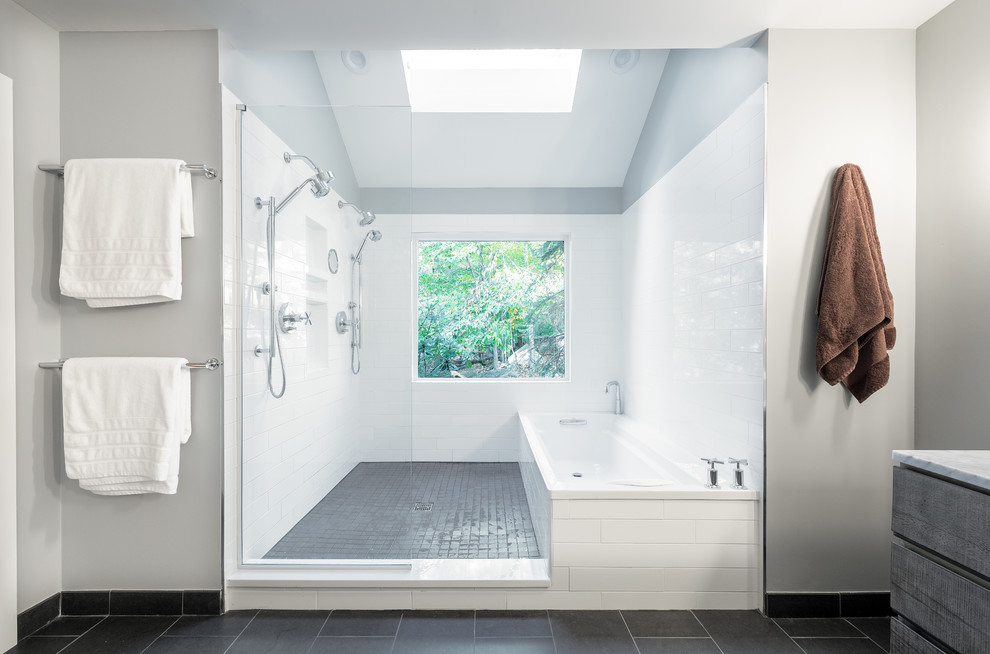 Inspiration för stora moderna en-suite badrum, med en toalettstol med separat cisternkåpa, grå väggar, klinkergolv i keramik, skåp i slitet trä, ett badkar i en alkov, våtrum, vit kakel, tunnelbanekakel, ett fristående handfat, bänkskiva i akrylsten, grått golv, med dusch som är öppen och släta luckor
