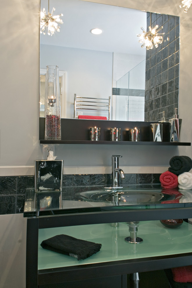 Idee per una piccola stanza da bagno padronale moderna con lavabo integrato, top in vetro, doccia aperta, WC monopezzo, piastrelle nere, piastrelle di vetro, pareti grigie e pavimento in gres porcellanato
