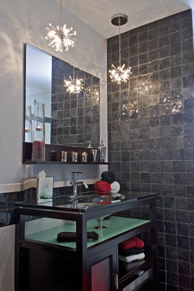Cette photo montre une petite salle de bain principale moderne en bois foncé avec un lavabo intégré, un placard à porte vitrée, un plan de toilette en verre, une douche ouverte, WC à poser, un carrelage noir, un carrelage en pâte de verre, un mur gris et un sol en carrelage de porcelaine.