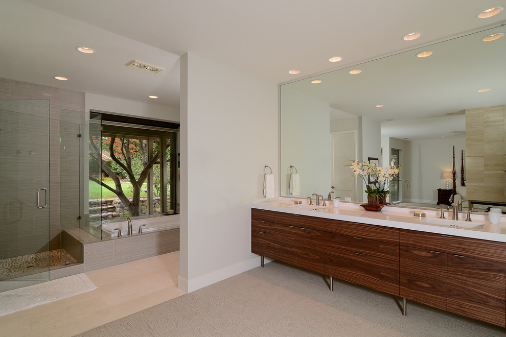 サクラメントにあるコンテンポラリースタイルのおしゃれな浴室 (アンダーカウンター洗面器、フラットパネル扉のキャビネット、濃色木目調キャビネット、ドロップイン型浴槽、アルコーブ型シャワー) の写真