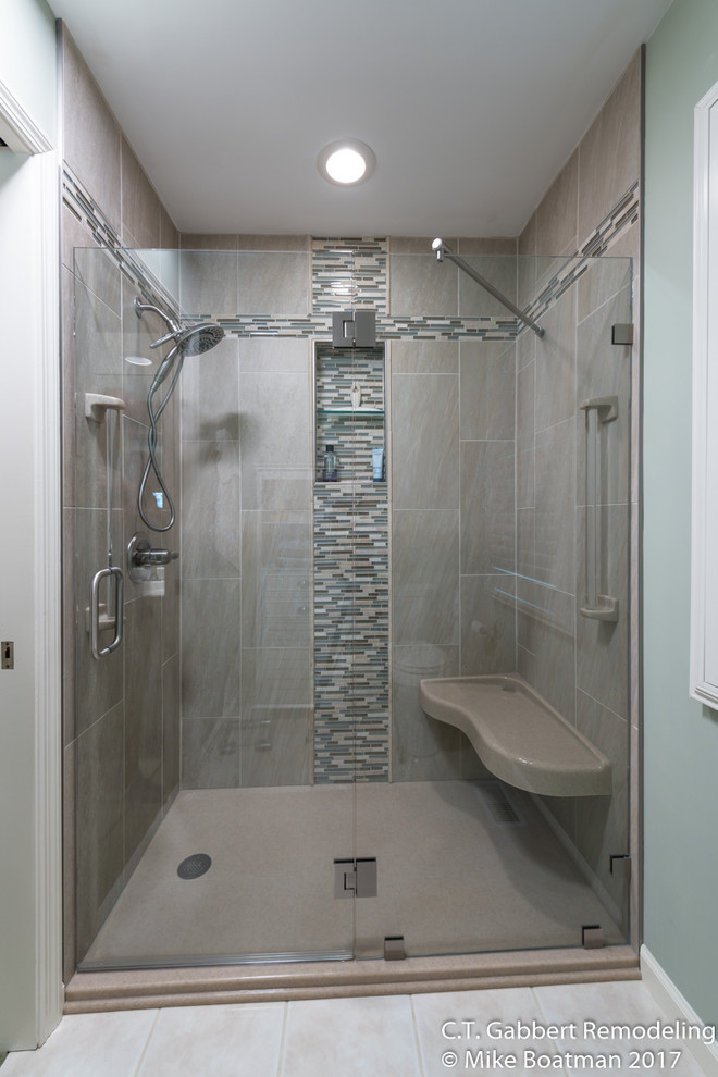 Cette image montre une salle d'eau design de taille moyenne avec une douche ouverte, un carrelage beige, des carreaux de porcelaine et une cabine de douche à porte battante.