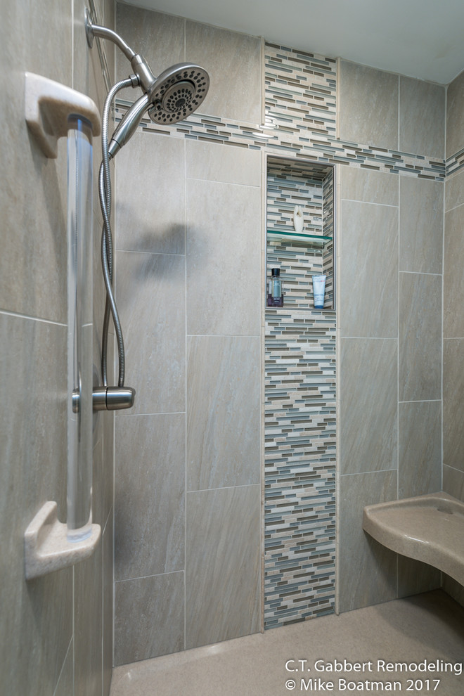 Пример оригинального дизайна: ванная комната среднего размера в современном стиле с открытым душем, бежевой плиткой, керамогранитной плиткой, душевой кабиной и душем с распашными дверями